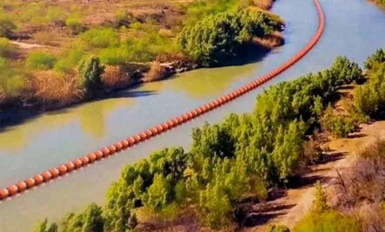 Texas comienza la instalación de una barrera flotante en el río Bravo