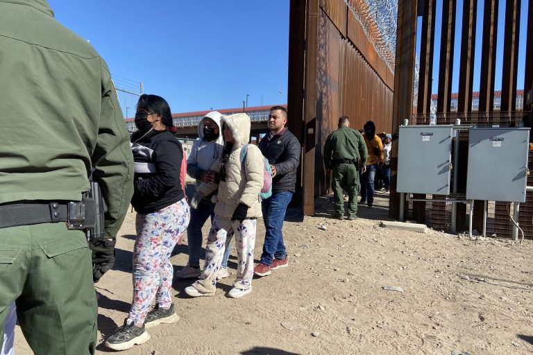 Casi 129 mil migrantes fueron detenidos en la frontera de EE.UU. durante abril de 2024