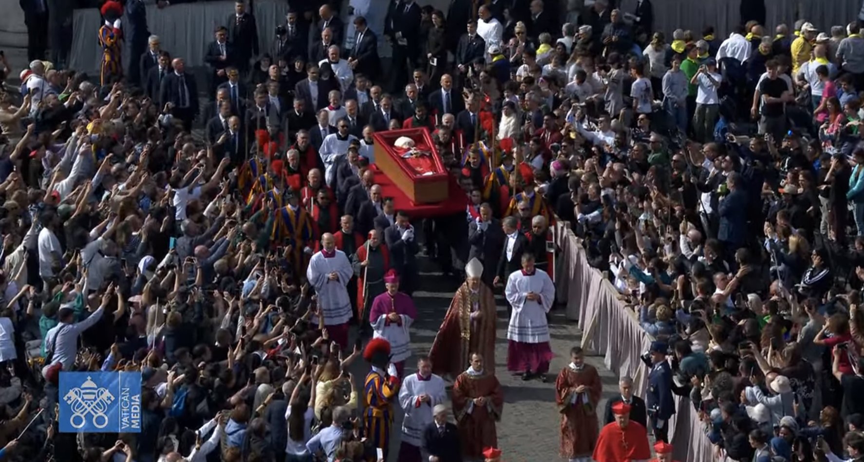 Así fue la salida del féretro del papa Francisco de la capilla de Santa Marta hacia la Basílica de San Pedro