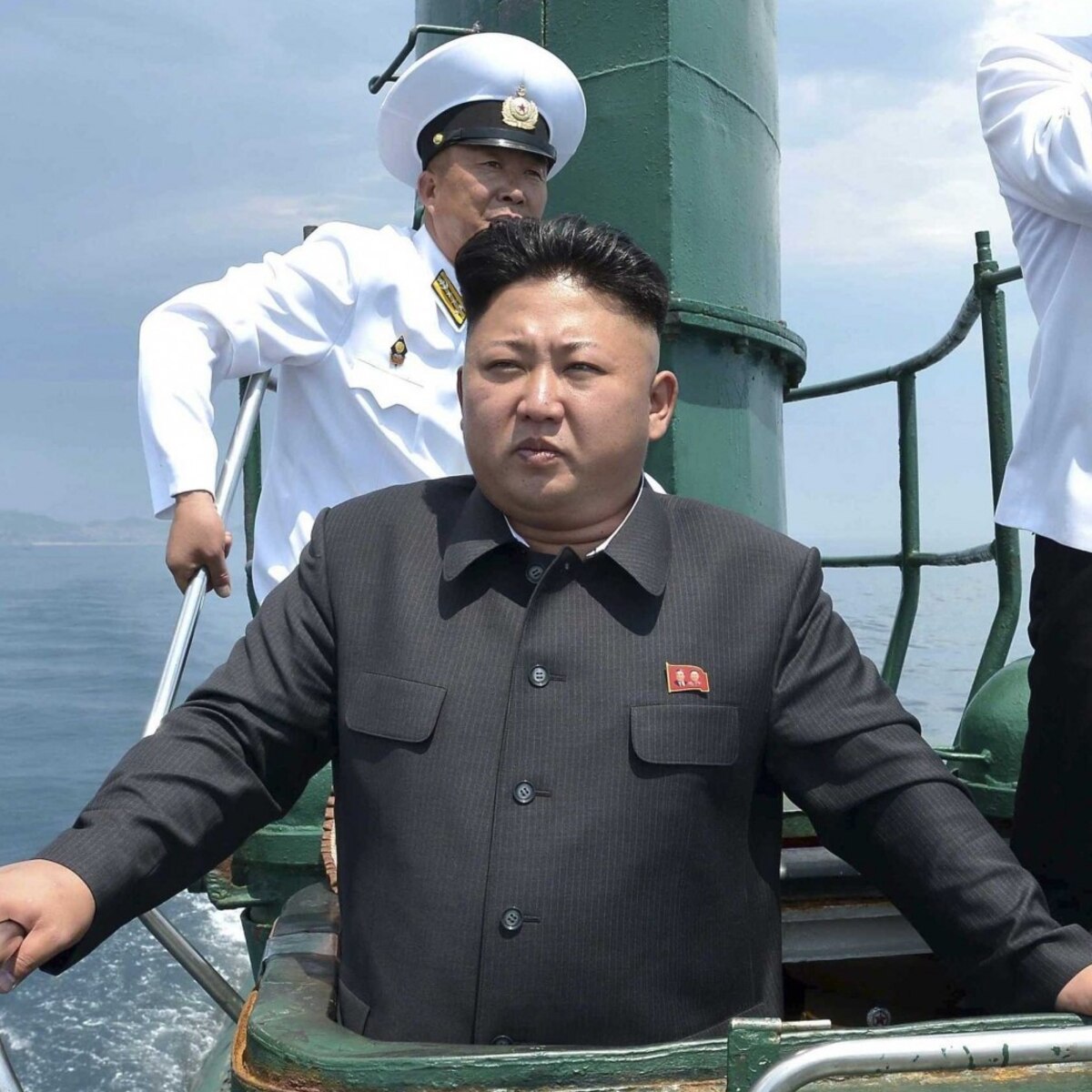 Líder norcoreano ordena equipar a su marina con armas nucleares